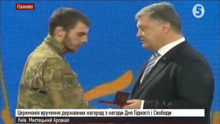 Президент Украины Петр Порошенко вручает государственную награду подозреваемому в убийстве Кати Гандзюк по кличке Шуруп