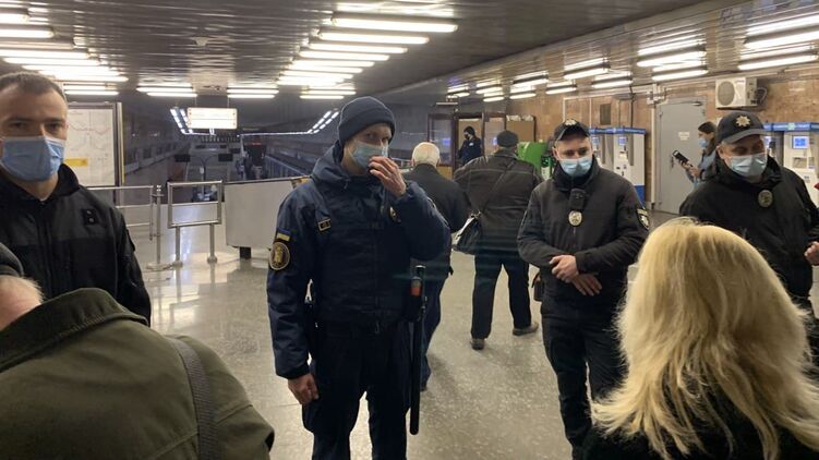 В метро Киева проверяют пропуска на вход. Фото 