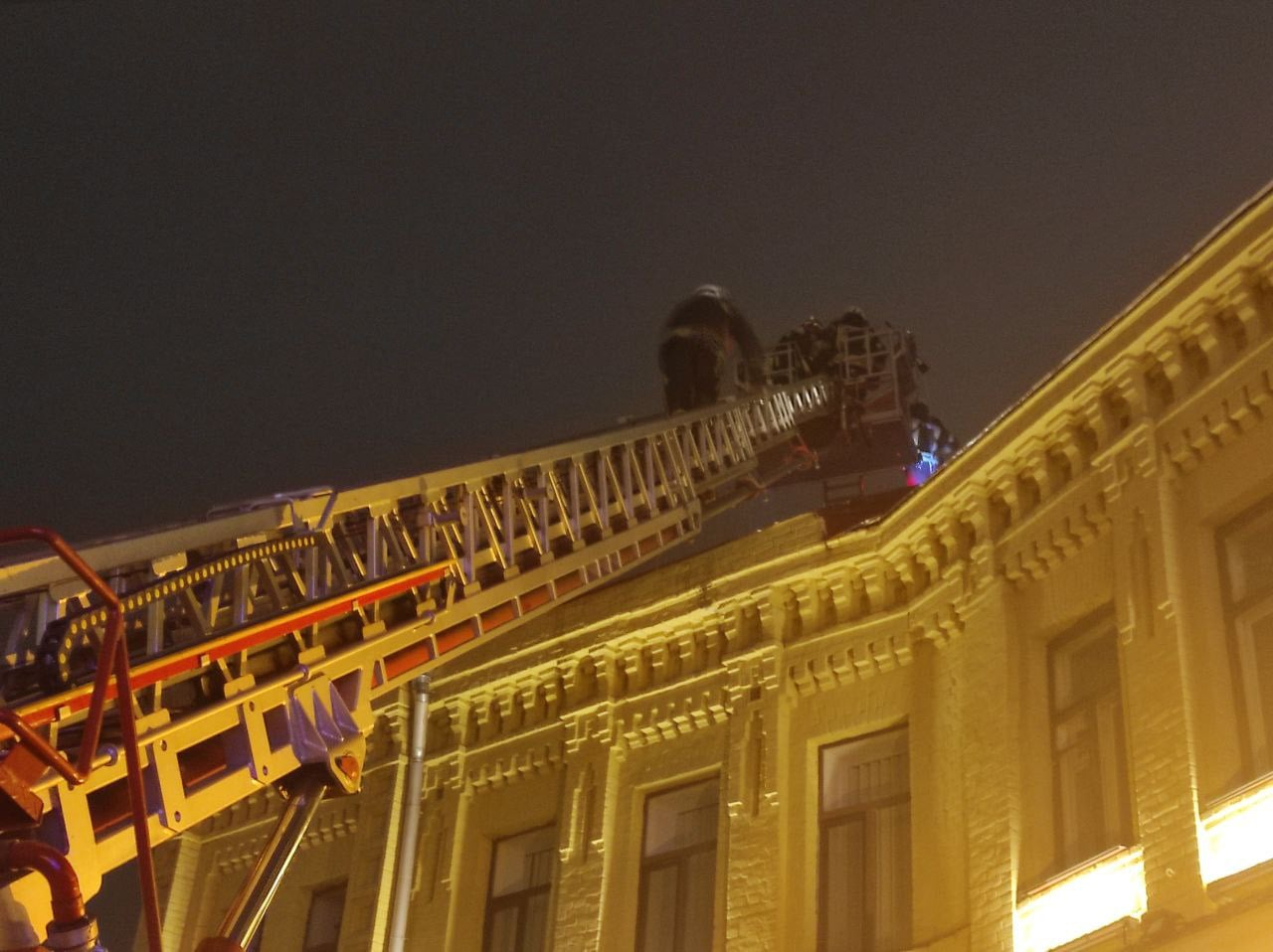 В киевском ресторане "Гнездо" произошел пожар на крыше здания - ГСЧС