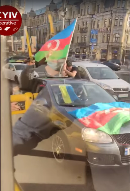 Колонна с флагами Азербайджана на улицах Киева
