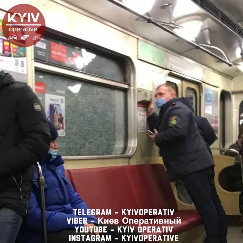 вандалы разбили окна в вагонах метро