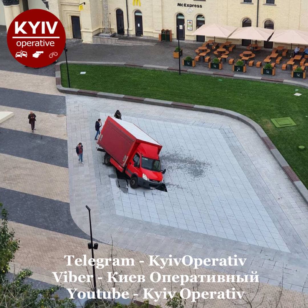 В Киеве грузовик провалился под землю. Фото: Киев Оперативный