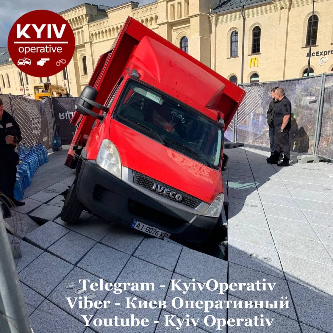 В Киеве грузовик провалился под землю. Фото: Киев Оперативный