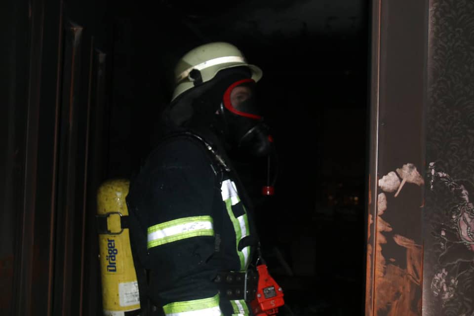 В Киеве горела многоэтажка, в ходе тушения которой нашли тело мужчины. Фото: facebook.com/DSNSKyiv