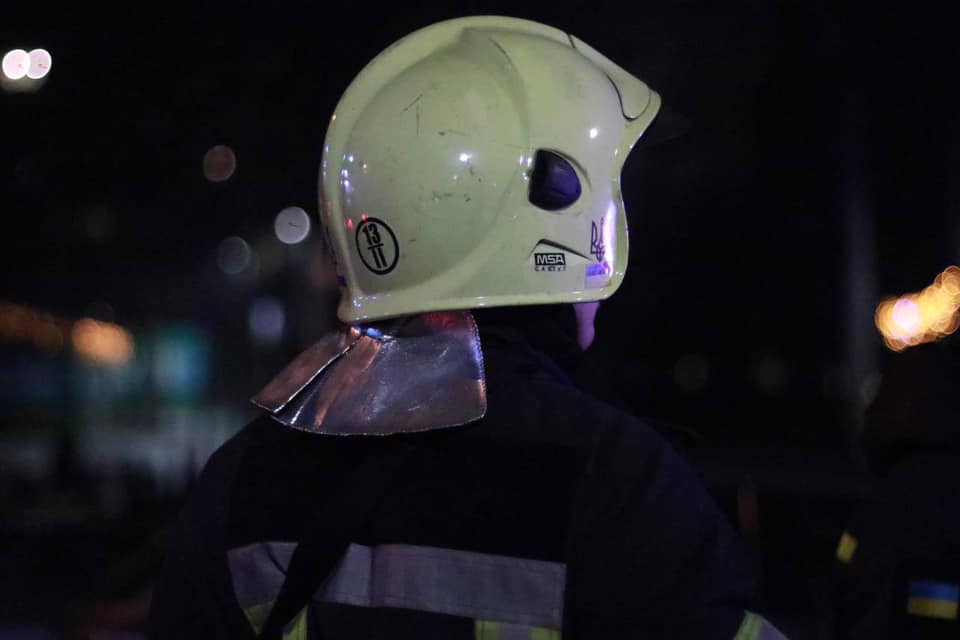 В Киеве горела многоэтажка, в ходе тушения которой нашли тело мужчины. Фото: facebook.com/DSNSKyiv
