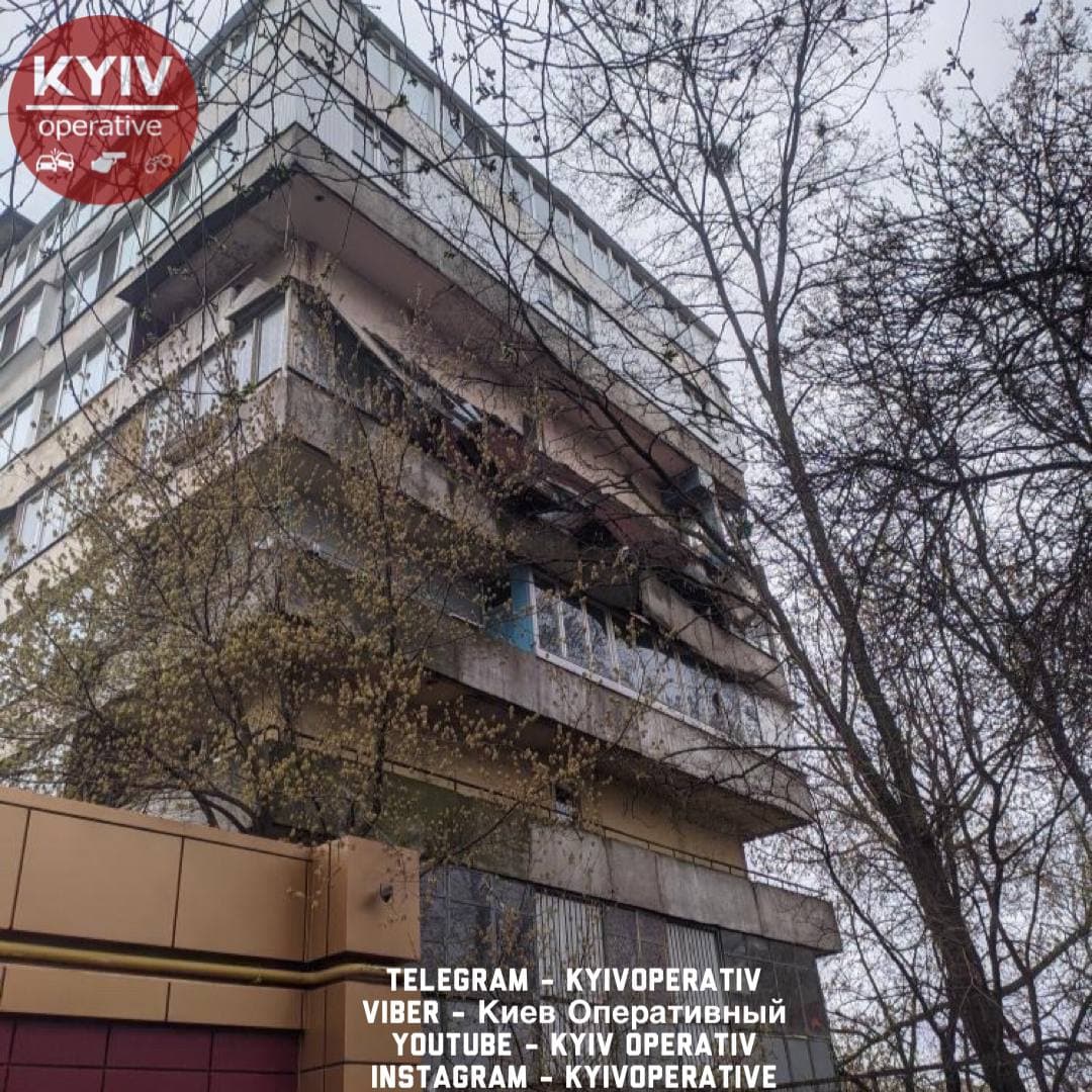 На Лукьяновке в Киеве обвалился балкон многоэтажки. Фото: Telegram/Киев Оперативный