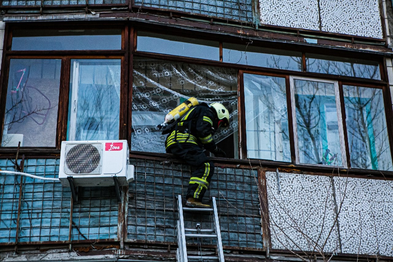Киевлянка спасла детей во время пожара, передав их через окно соседям. Фото: ГСЧС