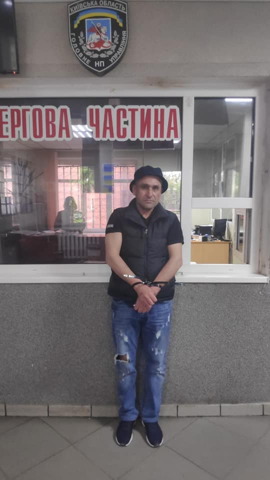 Маскировался под панамкой. В полиции раскрыли подробности задержания азербайджанца, сбежавшего из суда