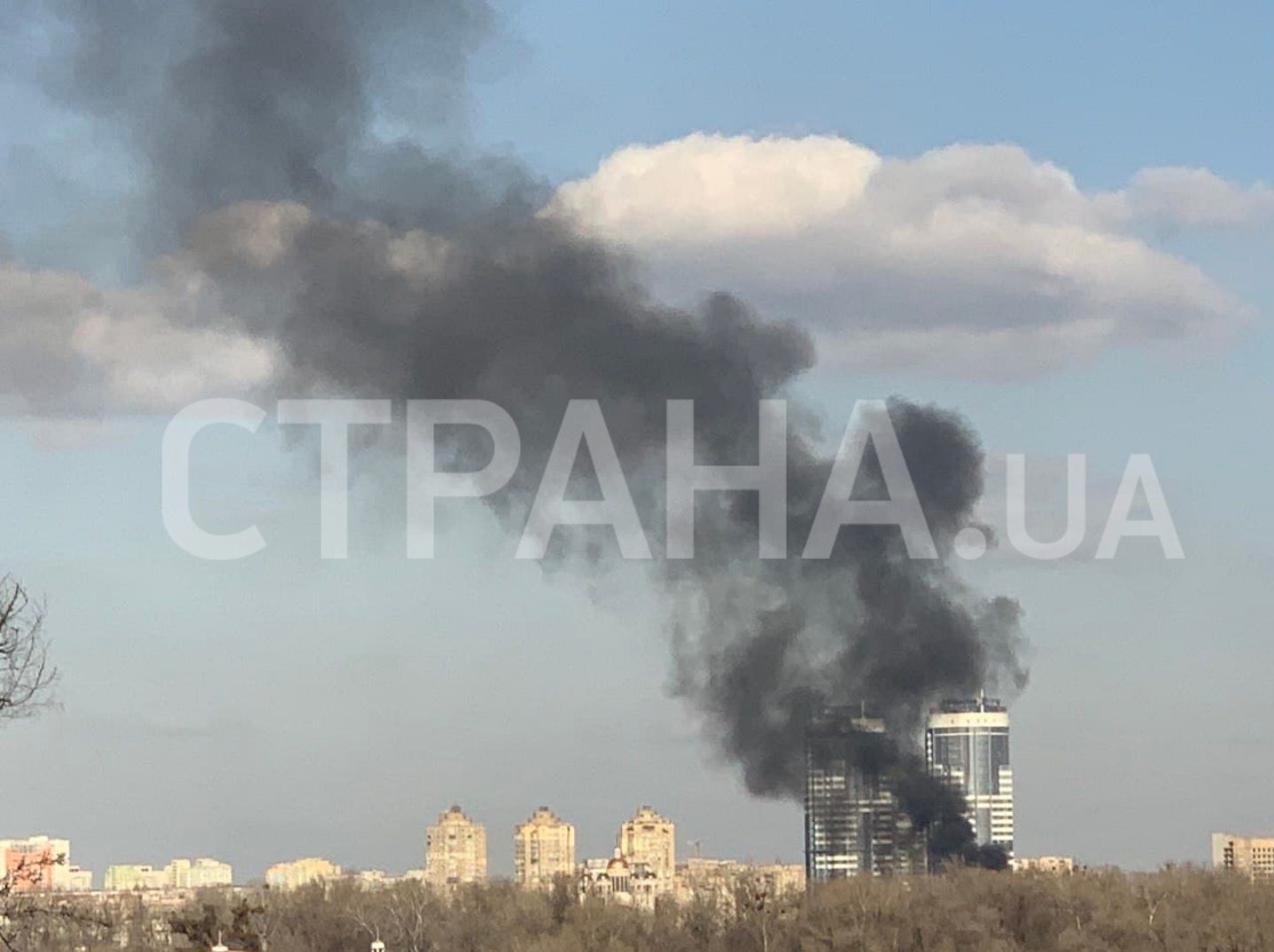 В Киеве на Гидропарке горит деревянное здание. Фото: Страна
