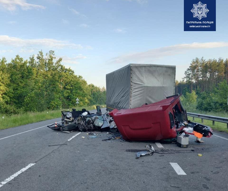 На Варшавской трассе произошло смертельное ДТП: столкнулись грузовик с легковушкой