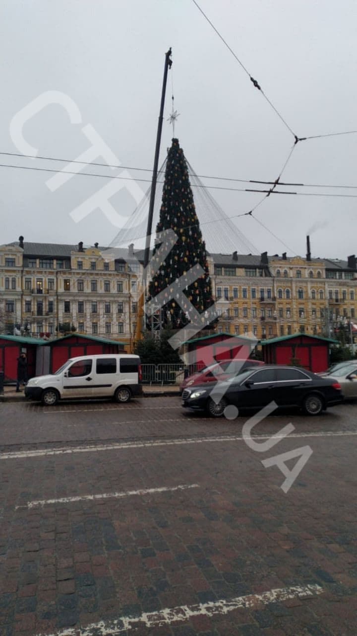 На главной елке Украины вместо шляпы установили звезду. Фото: "Страна"