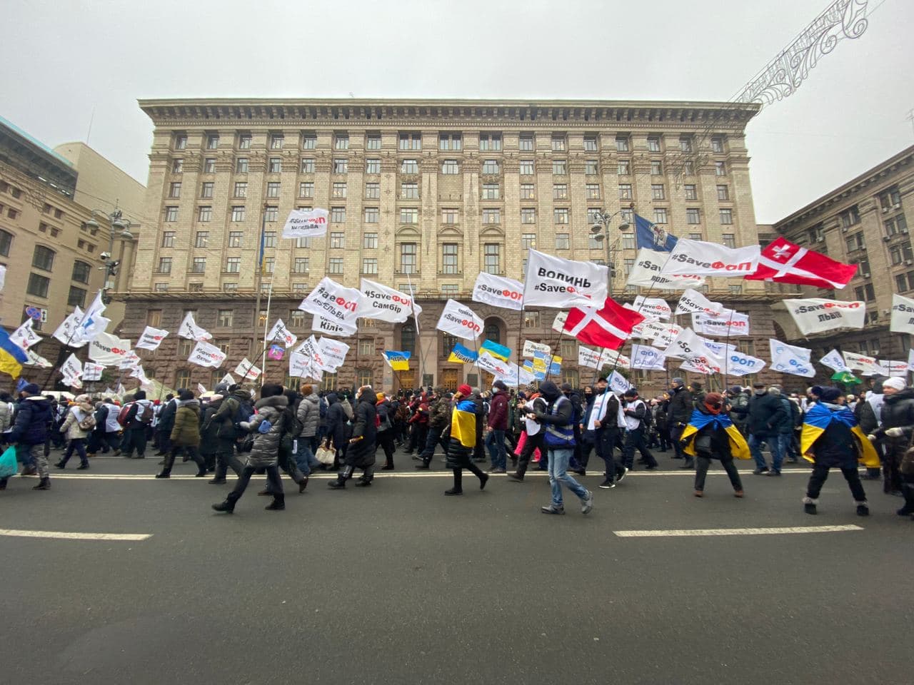 Протестующие в Киеве ФОПы идут маршем по центру Киева. Фото: "Страна"