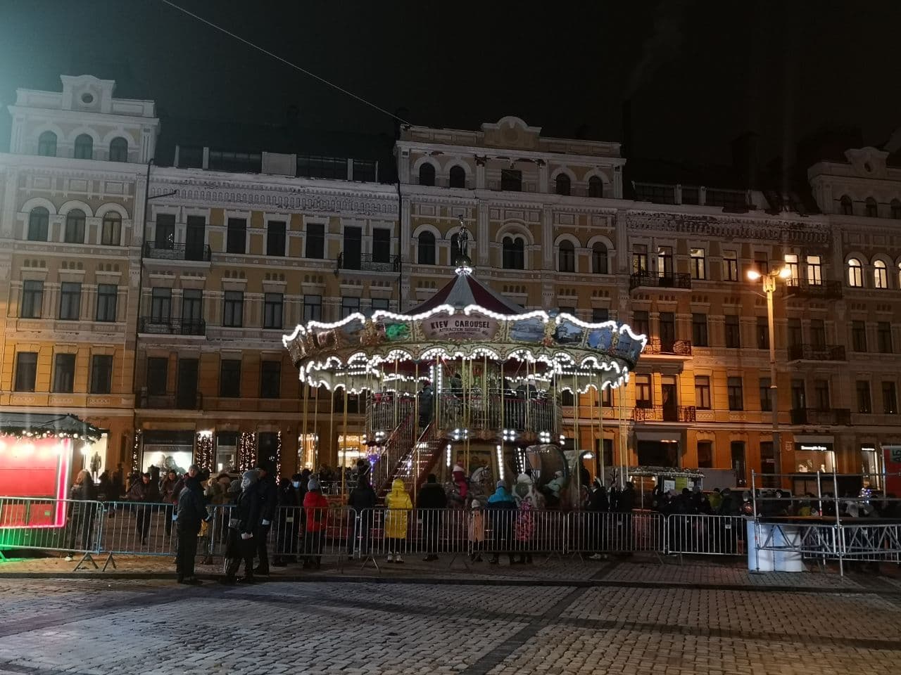 На Софийской площади в Киеве перед открытием елки не соблюдают правила карантина. Фото: "Страна"