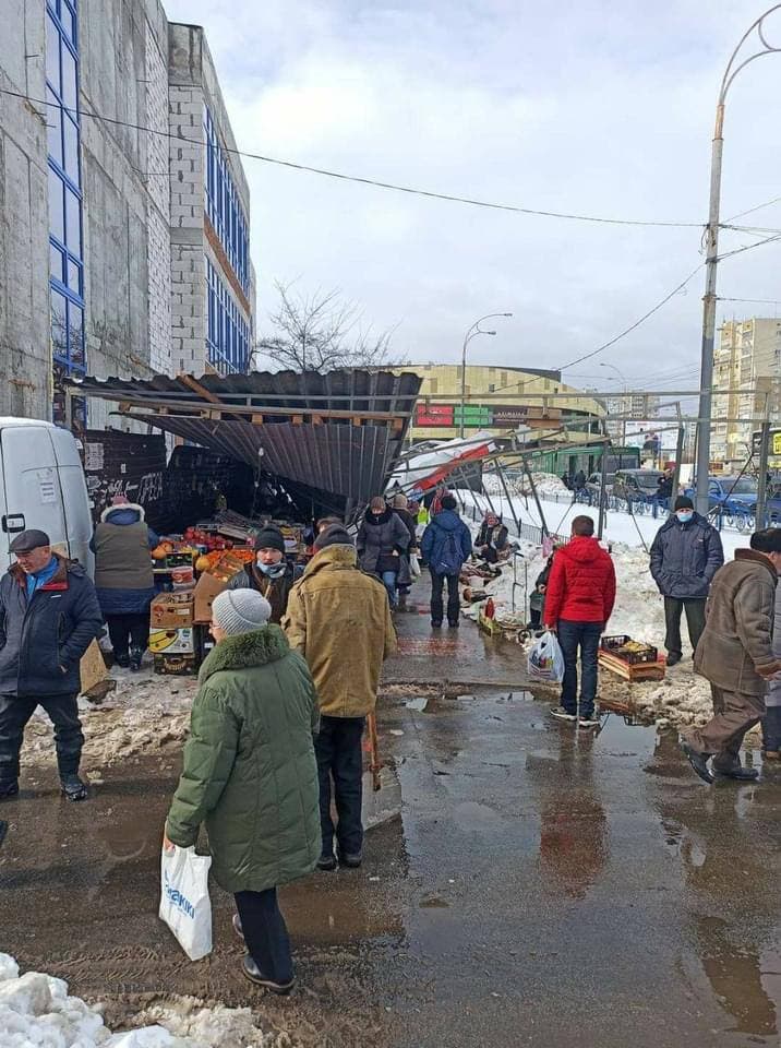 В киеве на стиххийный рынок упал навес. Скриншот https://t.me/dtpkievua