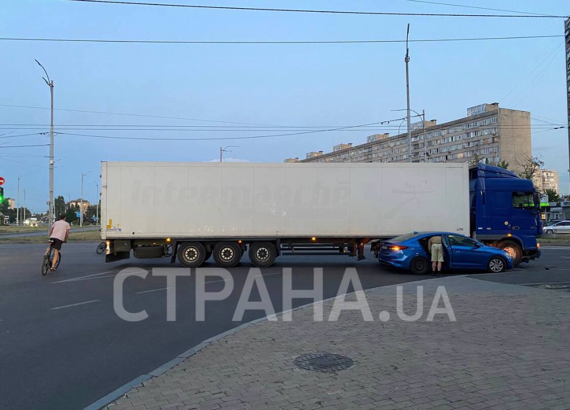 В Киеве произошло ДТП при участии такси и фуры
