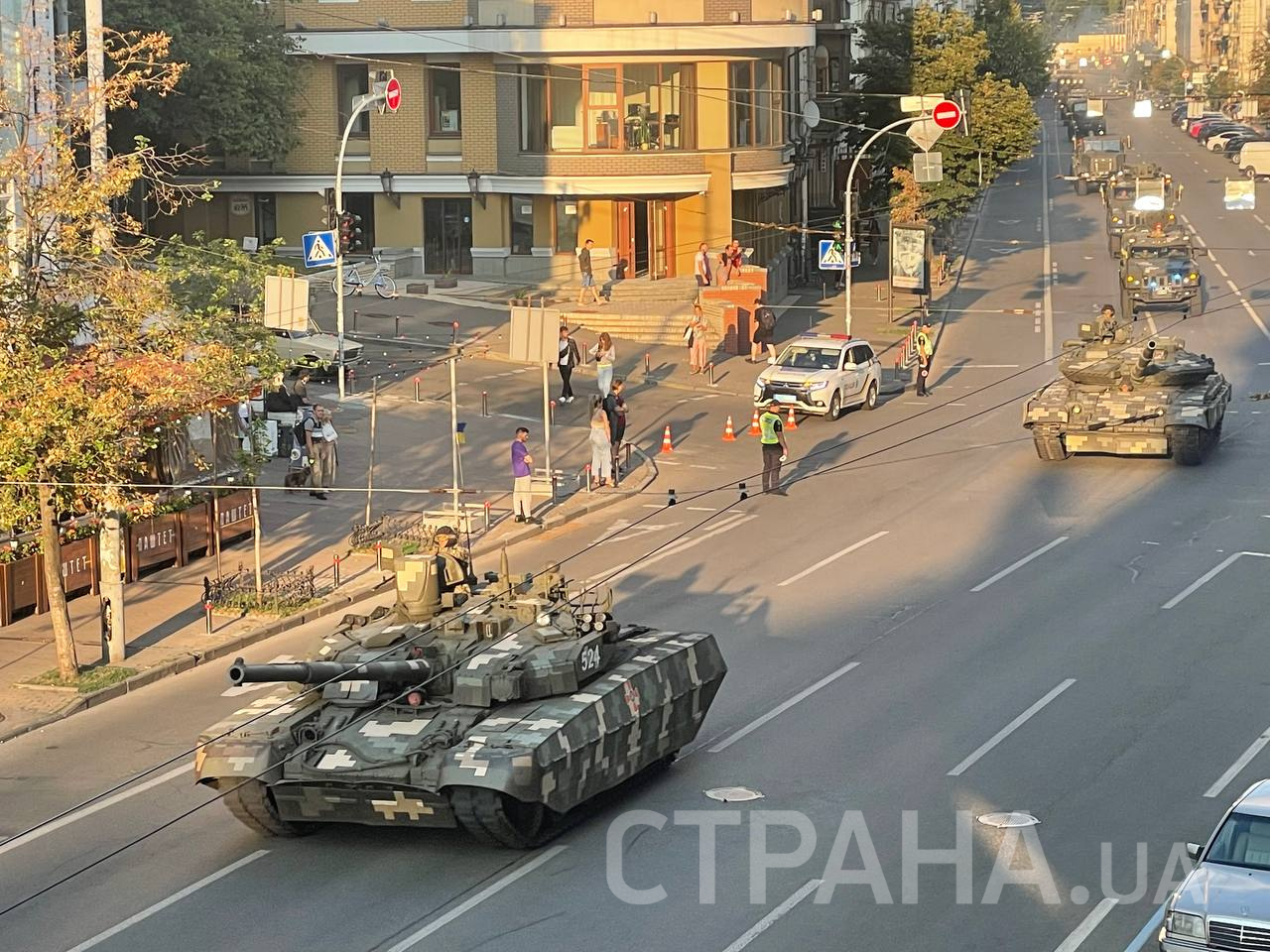 Военная техника для парада проезжает по центральным улицам Киева
