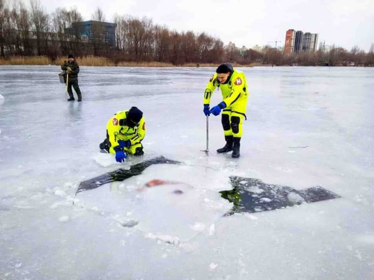 Спасатели достали тело утопленника из реки в Киеве