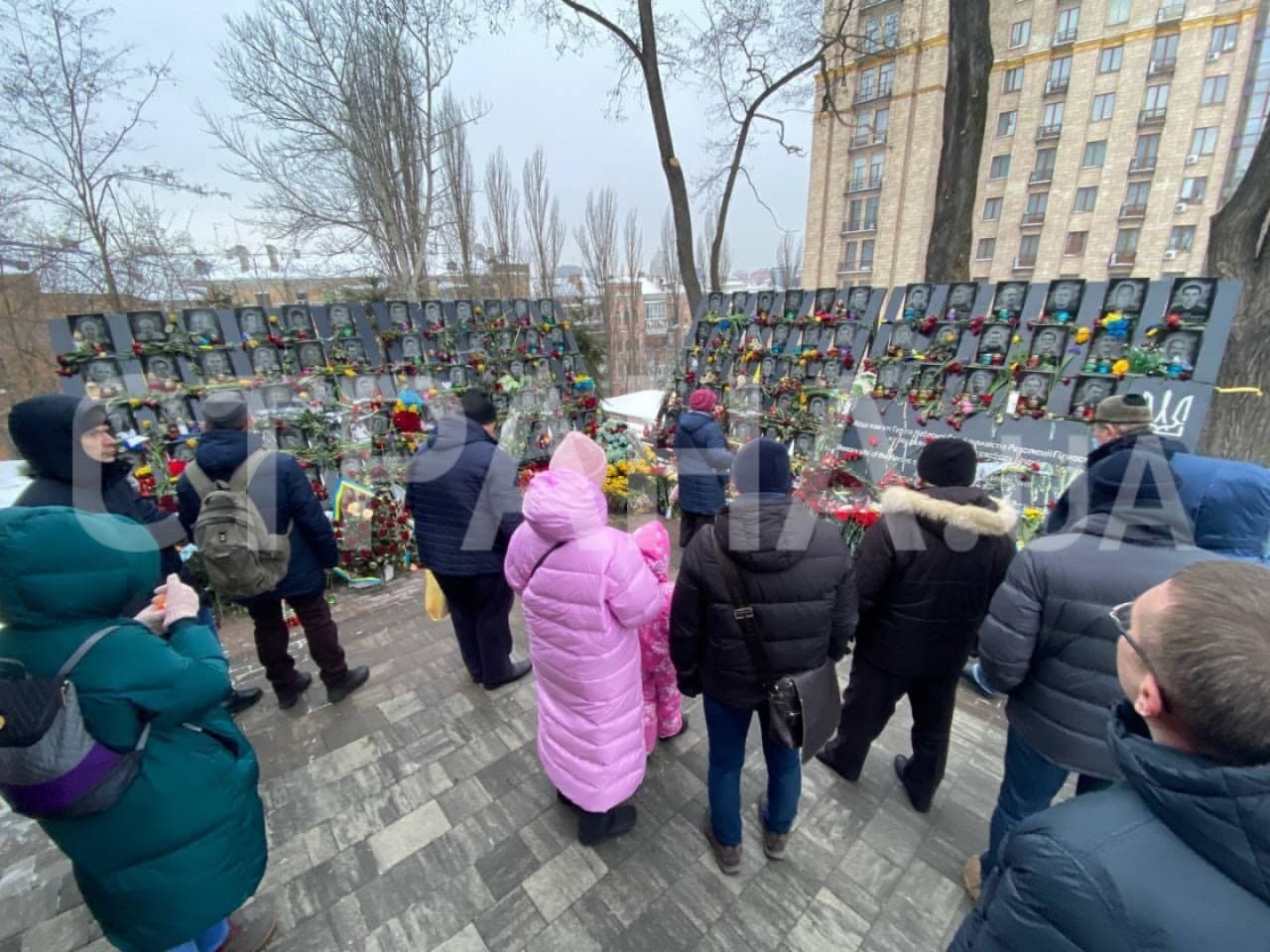 Фото: киевляне пришли почтить память погибших 